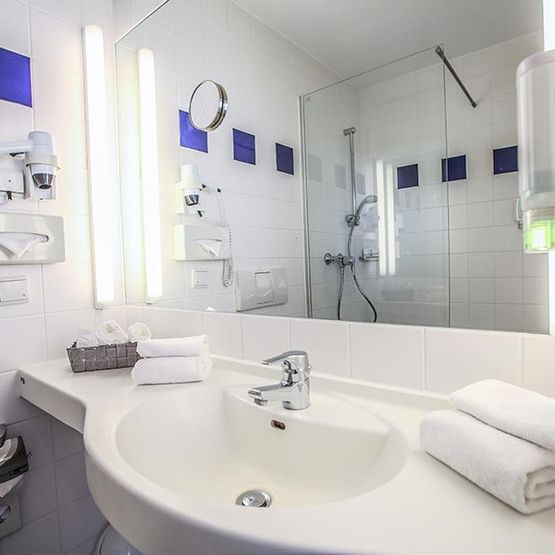 Einzelzimmer Comfort Badezimmer - Hotel Plaza Hannover GmbH